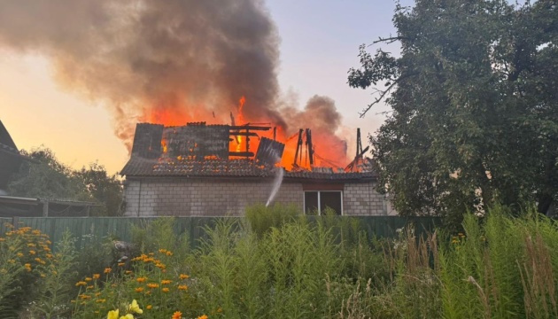 На Київщині показали наслідки нічної атаки РФ - пошкоджені будинки і автомобілі у шести районах На Київщині показали наслідки нічної атаки РФ - пошкоджені будинки і автомобілі у шести районах