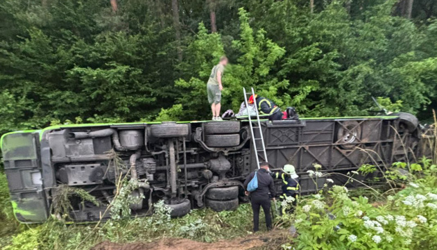 На Львівщині автобус зіткнувся з легковиком, понад 30 травмованих На Львівщині автобус зіткнувся з легковиком, понад 30 травмованих
