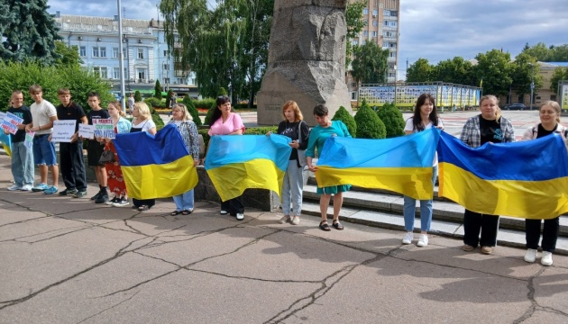 Під Житомирською облрадою пікетували проти реорганізації спортивного ліцею Під Житомирською облрадою пікетували проти реорганізації спортивного ліцею