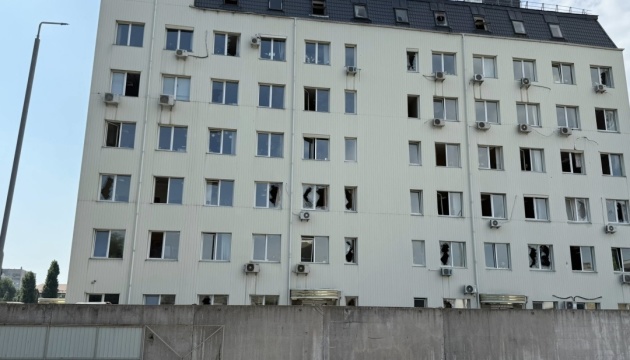 У Києві внаслідок атаки РФ пошкоджені будівля й автомобілі митниці У Києві внаслідок атаки РФ пошкоджені будівля й автомобілі митниці