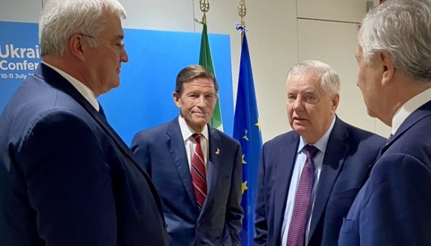 Sybiha bei Treffen mit US-Senatoren: Senkung der Ölpreise wird Russlands Kriegsverbrechen stoppen Sybiha bei Treffen mit US-Senatoren: Senkung der Ölpreise wird Russlands Kriegsverbrechen stoppen