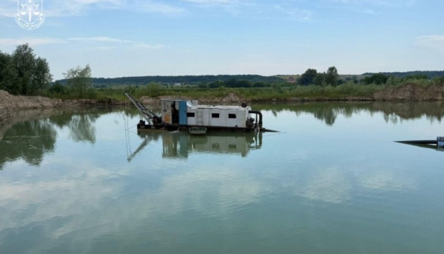 На Київщині зупинили незаконний видобуток піску, який міг спричинити екологічну катастрофу