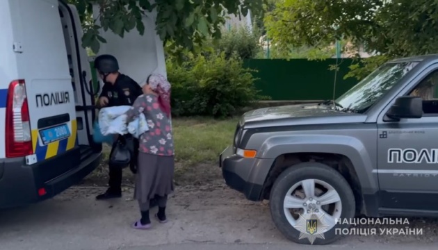На Запоріжжі поліцейські вивезли з-під обстрілів 14 жителів Приморського та Степногірська