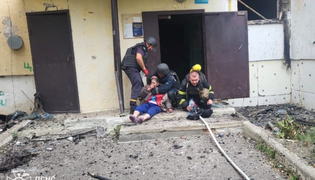 У Куп'янську рятувальники під обстрілами вивели з палаючої багатоповерхівки жінку