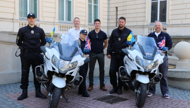 На Львівщину прибули пікапи та мотобайки для ЗСУ від британських благодійників На Львівщину прибули пікапи та мотобайки для ЗСУ від британських благодійників