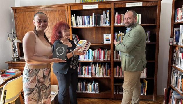 В Угорщині відкрили нову «Українську книжкову поличку» В Угорщині відкрили нову «Українську книжкову поличку»