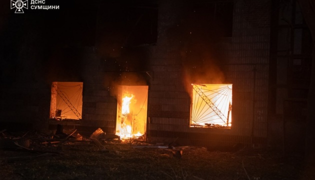 Росіяни вночі атакували дві громади Сумщини: загинули двоє чоловіків, є постраждалі Росіяни вночі атакували дві громади Сумщини: загинули двоє чоловіків, є постраждалі