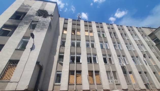 Обстріл Херсона: у центрі міста пошкоджена адмінбудівля, виникла пожежа