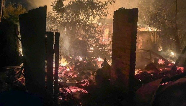 Харківщину вночі атакували дрони РФ: постраждала жінка, горіли будинки Харківщину вночі атакували дрони РФ: постраждала жінка, горіли будинки