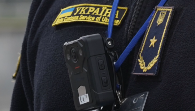Митники викрили схеми ввезення кількох тисяч авто під виглядом «гуманітарки» Митники викрили схеми ввезення кількох тисяч авто під виглядом «гуманітарки»