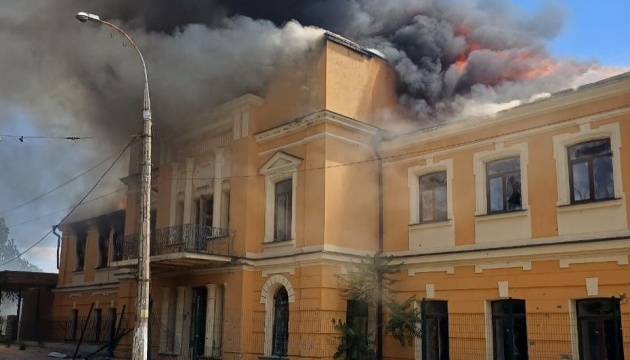 У Херсоні обстріли РФ знищили історичну будівлю У Херсоні обстріли РФ знищили історичну будівлю