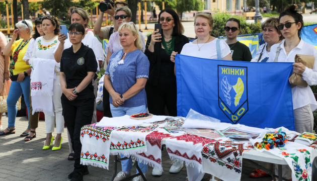 У Києві розпочалась акція «Рушник надії» на підтримку родин полонених і зниклих безвісти військових У Києві розпочалась акція «Рушник надії» на підтримку родин полонених і зниклих безвісти військових