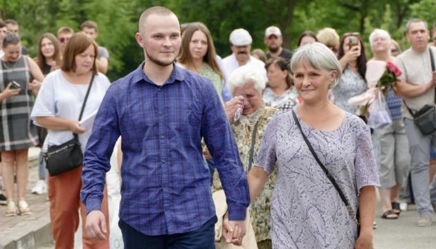 Калуш зустрів військового, який повернувся з полону Калуш зустрів військового, який повернувся з полону
