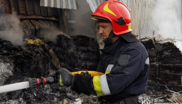 На Вінниччині загасили пожежу на підприємстві після удару РФ
