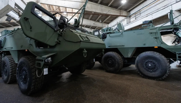 La Lettonie remet des véhicules blindés Patria aux forces armées ukrainiennes