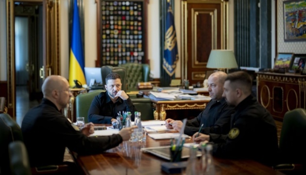 Zelensky tient une réunion sur la production d'armes ukrainiennes