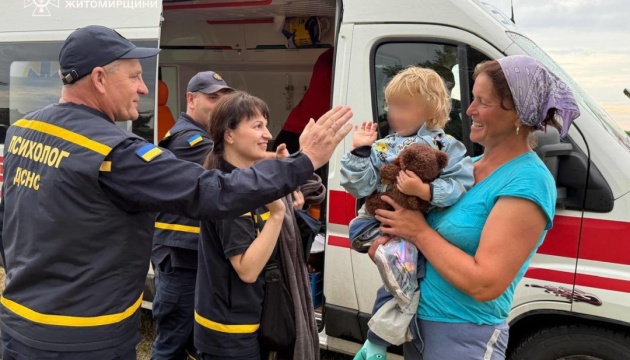 На Житомирщині у лісі знайшли зниклу 3-річну дівчинку На Житомирщині у лісі знайшли зниклу 3-річну дівчинку