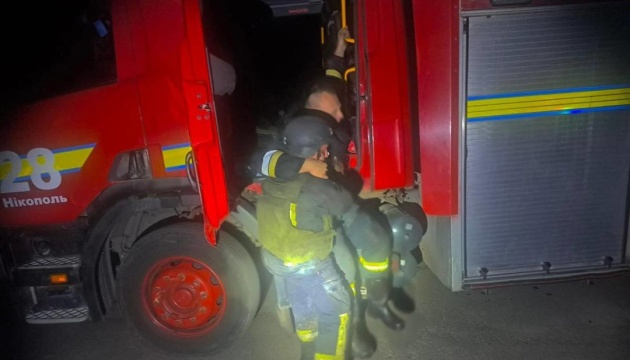 У Нікополі внаслідок влучання дрона отримали травми три рятувальники та двоє цивільних людей 