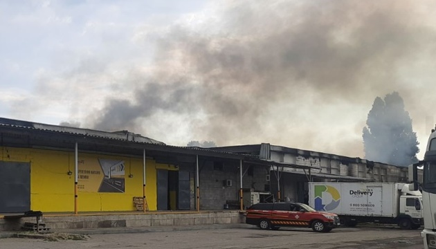 У Дніпрі внаслідок атаки дронів пошкоджена інфраструктура логістичної компанії, загинув водій У Дніпрі внаслідок атаки дронів пошкоджена інфраструктура логістичної компанії, загинув водій