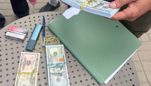 У Києві на хабарі затримали посадовицю КМДА та директора ринку