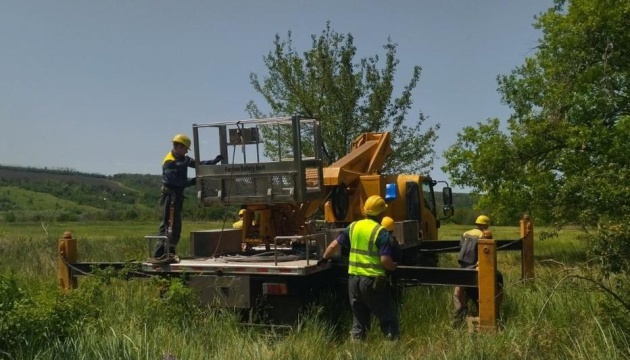 Енергетики відновили світло ще у восьми населених пунктах Донеччини Енергетики відновили світло ще у восьми населених пунктах Донеччини