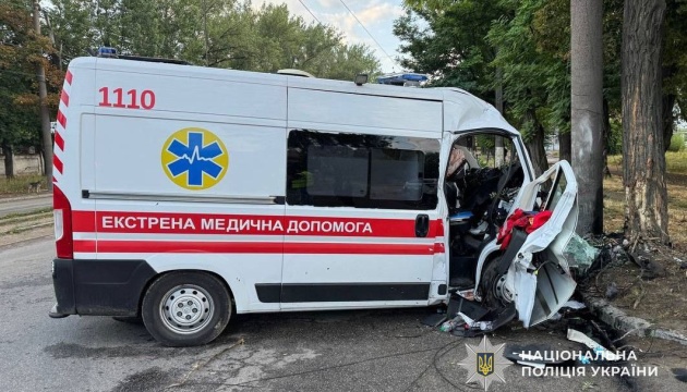 У Дніпрі «швидка» врізалася в стовп: один медик загинув, ще двоє постраждали У Дніпрі «швидка» врізалася в стовп: один медик загинув, ще двоє постраждали