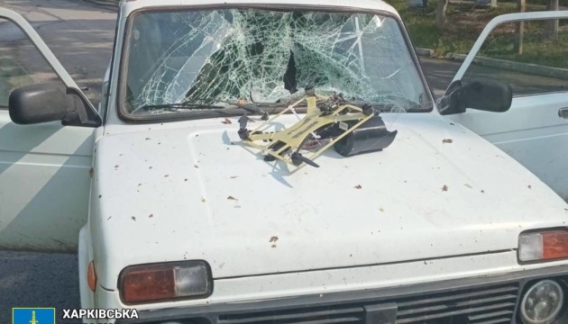 На Харківщині російський дрон атакував авто, поранені троє цивільних На Харківщині російський дрон атакував авто, поранені троє цивільних