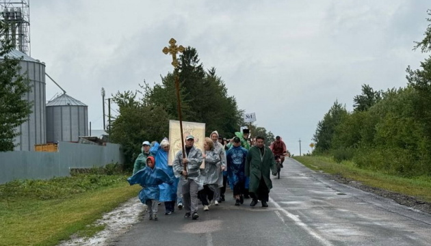 Паломники вирушили пішки до Зарваниці на Тернопільщині на Всеукраїнську прощу Паломники вирушили пішки до Зарваниці на Тернопільщині на Всеукраїнську прощу