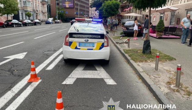 У Києві Mercedes влетів у літню терасу кафе, постраждала відвідувачка У Києві Mercedes влетів у літню терасу кафе, постраждала відвідувачка
