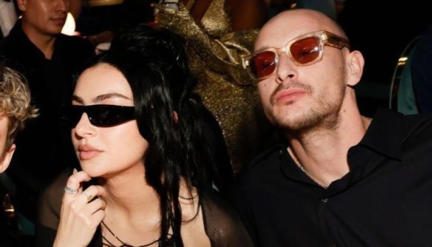Британська співачка Charli XCX і барабанщик The 1975 одружилися Британська співачка Charli XCX і барабанщик The 1975 одружилися