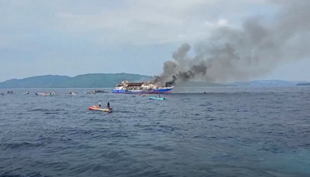 Поблизу Індонезії в морі загорівся пором з людьми, троє загиблих Поблизу Індонезії в морі загорівся пором з людьми, троє загиблих