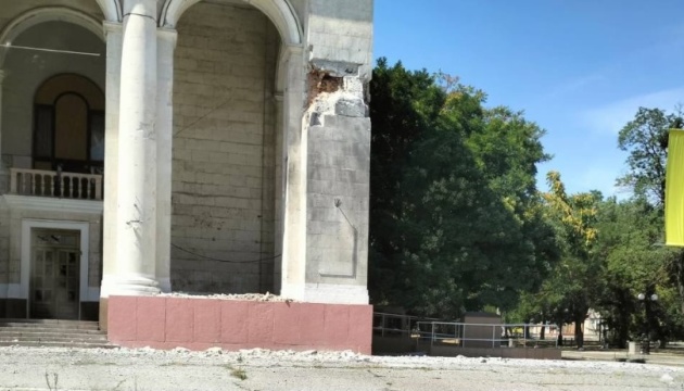 Війська РФ обстріляли театр у Херсоні, пошкоджений фасад Війська РФ обстріляли театр у Херсоні, пошкоджений фасад