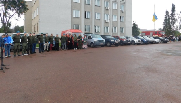Благодійники з Естонії передали партію автомобілів для потреб ЗСУ Благодійники з Естонії передали партію автомобілів для потреб ЗСУ