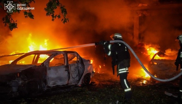 В Одесі внаслідок нічної атаки пошкоджені пожежна частина і гуртожиток В Одесі внаслідок нічної атаки пошкоджені пожежна частина і гуртожиток