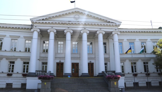 У Полтаві підняли «Прапор надії» на підтримку полонених У Полтаві підняли «Прапор надії» на підтримку полонених