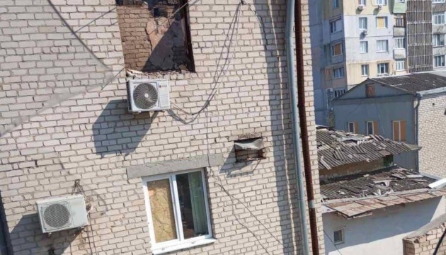 Ворог ударив по Дніпровському району Херсона, пошкоджений заклад освіти Ворог ударив по Дніпровському району Херсона, пошкоджений заклад освіти