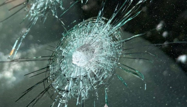 У Києві чоловік обстріляв автомобіль у дворі житлового будинку У Києві чоловік обстріляв автомобіль у дворі житлового будинку