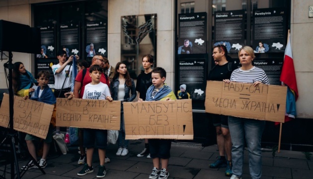 W Warszawie odbyła się akcja wsparcia ukraińskich instytucji antykorupcyjnych W Warszawie odbyła się akcja wsparcia ukraińskich instytucji antykorupcyjnych