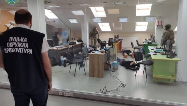 Правоохоронці провели спецоперацію у кількох областях щодо припинення роботи шахрайських кол-центрів