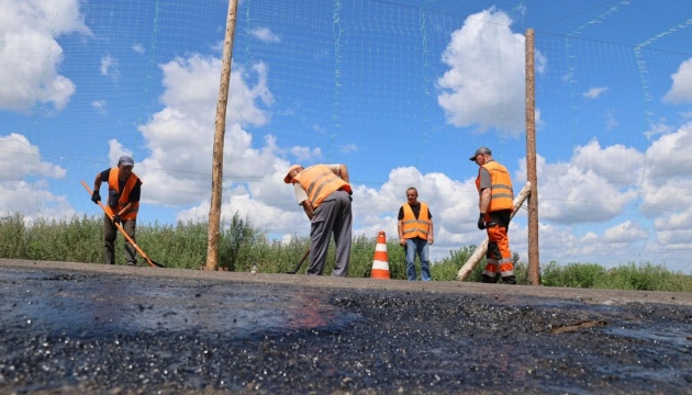 На Харківщині під антидроновою сіткою ремонтують 30 кілометрів прифронтової дороги На Харківщині під антидроновою сіткою ремонтують 30 кілометрів прифронтової дороги