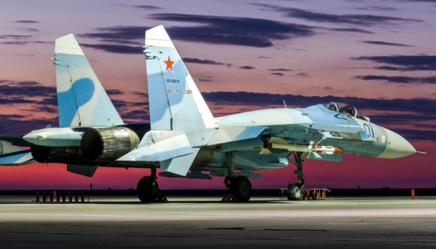 Un avion de chasse Su-27UB détruit sur l'aérodrome d'Armavir, en Russie