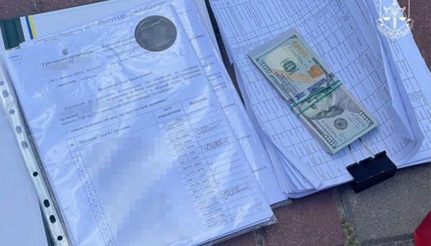 Начальника збірного пункту Київського ТЦК затримали на хабарі у $3,5 тисячі
