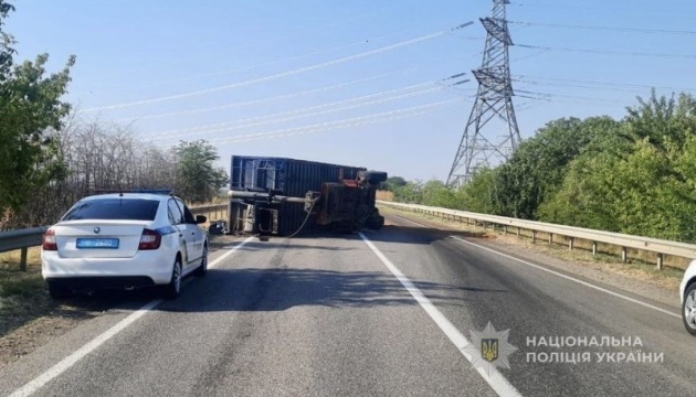 На трасі Одеса - Рені перекинулася вантажівка, рух ускладнений На трасі Одеса - Рені перекинулася вантажівка, рух ускладнений