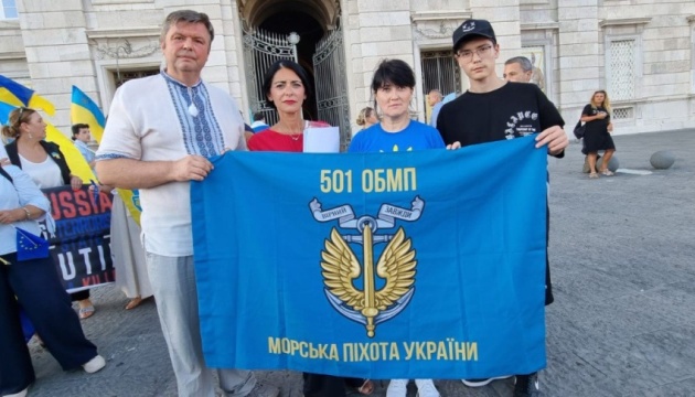 В Італії відбулась акція рідних та близьких полонених і зниклих безвісти українських воїнів В Італії відбулась акція рідних та близьких полонених і зниклих безвісти українських воїнів