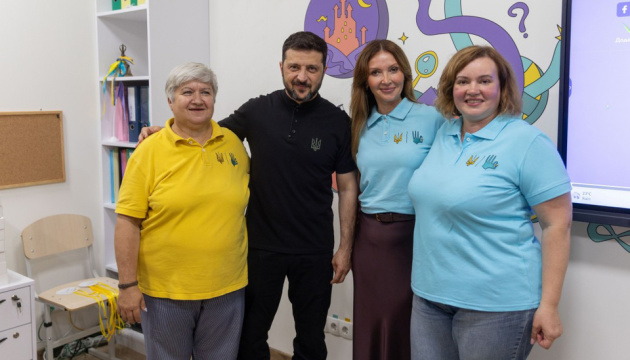 Зеленський зустрівся з учнями Школи Супергероїв на Київщині Зеленський зустрівся з учнями Школи Супергероїв на Київщині