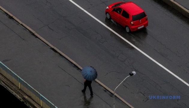 В Україні у четвер подекуди дощі й грози, на півдні та сході - спека до +33°