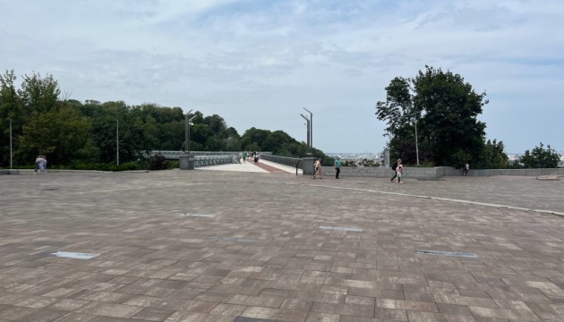 У Києві на Алеї захисників відкрили пам'ятний знак, присвячений бойовим медикам У Києві на Алеї захисників відкрили пам'ятний знак, присвячений бойовим медикам