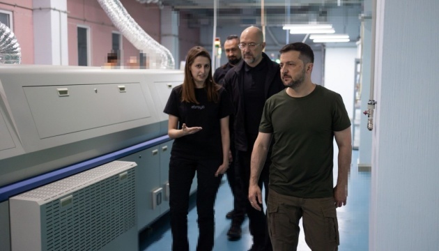 Zelensky visite une entreprise produisant des composants « intelligents » pour missiles et drones