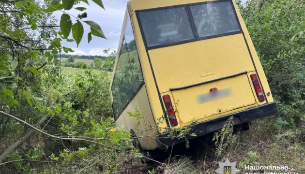 На Вінниччині з’їхав у кювет автобус із пасажирами, п’ятеро постраждалих