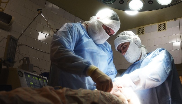 En Ukraine, un soldat blessé a subi une opération unique avec un implant 3D En Ukraine, un soldat blessé a subi une opération unique avec un implant 3D
